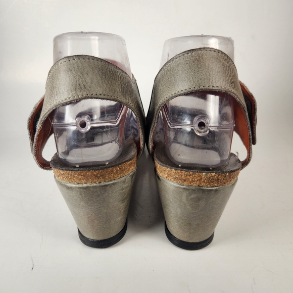 TAOS Women's Carousel Sandal Size 40 / 9 Gray Distressed Leather Wedge Shoe - Picture 8 of 10